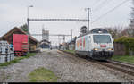 Re 465 004 auf Überfuhr am 13. April 2019 bei der Durchfahrt im Bahnhof Thurnen.