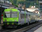 bls - Regio nach Spiez mit dem Triebwagen  RBDe 4/4 565 727-5 und Personenwagen B-Jumbo sowie dem Steuerwagen ABt 50 63 39-33 984 im Bahnhof von Interlaken West am 16.08.20008