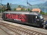465 003 der BLS mit Werbung für das Musical  Les Miserables  vor dem Depot in Spiez, 04.08.2007