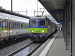 BLS - Re 4/4  420 504-3 mit Zug nach Interlaken im Bahnhof Spiez am 03.05.2016