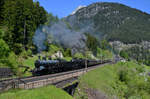 A 3/5 705 + C 5/6 2978 mit einem Sonderzug am 21.05.2016 oberhalb von Wassen.