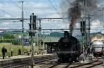 125 Jahre Gotthardbahn - Der historische Extrazug nach Erstfeld, mit Doppeltraktion, setzt sich wieder in Bewegung. Hinter der A 3/5 (705) schickt die C 5/6 (2978) noch mal eine schwarze Rauchfahne in den Himmel. Bhf. Frick (Aargau) am 31.5.2007.