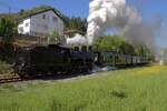 Eine Dampflok Tender voraus im Gegenlicht, gibt ein spezielles Bild ab. Hier f�hrt SBB Historic am 25.04.2026 eine Dampffahrt �ber die Hauensteinbergstrecke durch.
