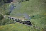 Ein Dampfzug von SBB Historic mit Leichtstahlwagen f�hrt am 25.04.2026 von Sissach nach Olten, hier auf der Strecke im Wiesland zwischen dem Tunnel bei Buckten und dem kurzen L�ufelfingertunnel.