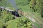 Zwischen den kurzen Tunneln bei Buckten und L�ufelfingen f�hrt die Strecke durch Wiesen an B�schen vorbei. Am 24.05.2026 f�hrt ein Dampfzug von SBB Historic Richtung Olten.