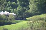 Die Lok von SBB Historic arbeitet am 25.04.2026 schwer auf der Fahrt von Olten nach Sissach kurz vor dem Hauensteinscheiteltunnel bei Trimbach.