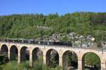 Am 25.04.2026 bef�hrt ein historischer Zug einen uralten Viadukt. SBB Historic f�hrt immer wieder Fahrten �ber die Hauensteinbergstrecke durch. Leichtstahlwagen verkehrten selten in von Dampfloks gezogenen Z�gen, aber es kam vor. Die B 3/4 war ja oft im Kurzstreckenverkehr eingesetzt.
Diese Strecke wurde 1858 in Betrieb genommen, also eine der ersten in der Schweiz.
