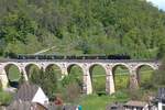 Kamin voran wirken Dampfloks eleganter. Hier der Extrazug von SBB Historic am 26.04.2026 auf dem Viadukt bei R�mlingen. Der Zug ist nicht ganz stilecht, es fehlt ein Gep�ckwagen.