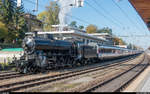 Beim Wasserfassen in Bülach erreichen am 14. Oktober 2017 auch die SBB Historic C 5/6 2978 die ersten Sonnenstrahlen. Die Lok befand sich mit 14 EW IV und Bpm 51 auf Lastprobefahrt.