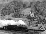 Volldampf auf der Gotthard Nordrampe: SBB Historic C 5/6 Nr. 2978 und B 3/4 Nr. 1367 durchqueren bei schlechtem Wetter auf der mittleren Ebene der Nordrampe bei Wassen (erkennbar durch das berühmte  Chileli vo Wasse ). An diesen Tag waren es sehr deutlich viel weniger Fotografen entlang der Nordrampe, als am vergangenen Tag. Sicher weil das Wetter so schlecht war und dieser furchtbare Kälte, dass ich am liebsten gegangen wäre! Sonntag, 22. Oktober 2017