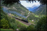 GOTTHARD-BAHNTAGE 2025: Der  Elefant  C 5/6 2978 (SBB Historic) stampft am 13.09.2025 mit dem Extrazug oberhalb von Wassen die Gotthardnordrampe nach Göschenen hinauf.