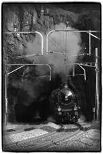 GOTTHARD-BAHNTAGE 2025: Mit viel Getöse kommt der Elefant C 5/6 2978 (SBB Historic) am 13.09.2025 aus dem 78 Meter langen Maienkreuztunnel oberhalb von Wassen.