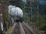 Der Elefant von SBB Historic zieht am 13.09.2025 einen Sonderzug nach Göschenen, hier unterhalb von Wassen in der starken Steigung, 26 0/00. 