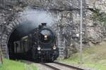 Am 22.03.2024 führt ein Elefant von SBB Historic einen Sonderzug mit Leichtstahlwagen durch den kurzen Läufelfingertunnel Richtung Sissach.