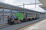 Sonntag, 04. September 2022. Bahnhof Delémont (Delsberg) im Kanton Jura. Als Shuttle-Zug zum Tag der offenen Tür betreffs 175 Jahre Schweizer Bahnen in der Rotonde (Ringlokschuppen) fährt ein Dampfzug zwischen dem Bahnhof und dem Lokschuppen hin und her. Dabei handelt es sich um die Dampflok E 2/2 3 (Zephir) mit Baujahr 1874 der ehemaligen Bödelibahn bei Interlaken. Erbaut wurde die Dampflok durch die Lokomotivfabrik Krauss & Cie, München. Angehängt ist ein Personenwagen der Gattung C2 mit der Nummer 5906 und ein Gepäckwagen der Gattung F mit der Nummer 17463. Beides sind zweiachsige Wagen (auch Achswagen genannt). 