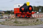 SALMENBRAEU: Auch nach der Neulackierung dient die Feuerlose Locomotive No 668, die im Jahre 1903 von der Fritz Marti AG Winterthur geliefert wurde, als  Kreiselschmuck  in Rheinfelden. Die Aufnahme ist am 16. Oktober 2013 entstanden.
Foto: Walter Ruetsch