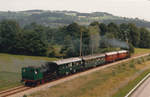 Sursee-Triengen-Bahn/ST.
Schwerer Dampfpendelzug mit den E 3/3 5 und E 3/3 8522 an beiden Enden auf der Fahrt von Sursee nach Triengen im September 1987.
Spezielle Beachtung gilt dieser romantischen und für Dampfzüge besonders geeigneten Strecke ohne Fahrleitung.
Foto: Walter Ruetsch