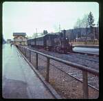 Regelzug der Sursee-Triengen Bahn am 21.März 1965. Der Personenverkehr auf dieser Linie endete im September 1971. Der Regelzug bestand aus der Lok E 3/3 5 (ehemals SBB 8479 von 1907), den Personenwagen B2 22 und AB2 1, sowie dem Gepäck-/Postwagen FZ2 51, alle von 1912. Im Bild wartet der Zug am Bahnhof Sursee. 