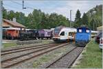 Dank der CTVJ (Compagnie du Train à Vapeur de la Vallée de Joux) herrscht im kleinen Bahnhof von Le Pont eine erstaunliche Fahrzeugvielfallt: Links das CTVJ Tigerli E 3/3 8494