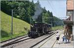 In Sumiswald findet der traditionelle Gotthelf-M�rit statt und f�r diesen Markt f�hrt die  Emmentalbahn  auf der Strecke Sumiswald Gr�nen - Wasen i.E. einige Dampfz�ge. Das Bild zeigt die E 3/3 853 des Vereins Dampf Bahn Bern bei der Ankuft in Wasen im Emmental. Die Dampflok wurde 1890 in Winterthur unter der Fabriknummer 629 gefertigt und als F3 853 an die J-S (Jura Simplon Bahn) geliefert. Bei der SBB wurden die Rangierlokomotiven Serie E 3/3 mit den Betriebsnummern 851 - 853 der Gruppe 82 zugeordnet und erhielten die Nummern 8571 - 8576. 1911 erhielt die Lok E 3/3 853 einen neuen Kessel und wurde an die RVT verkauft wo sie bis 1928 im Einsatz steht um dann als  Industrierangierlok  bei Von Roll in Gerlafingen und Klus eingesetzt zu werden. Als Dieselloks die Dampflok entbehrlich machen, wird diese von der D�by Stiftung vor der Verschrottung bewahrt, indem sie der DBB �bergeben wird. Sie kommt nach der Revision 1983 u.a. auf der Sensetalbahn in Betrieb. Nach einer erneuten Revision 2021 wird die DBB E 3/3 853 vorwiegend auf der Emmentalbahn Strecke zwischen Sumiswald-Gr�nen und Wasen i.E. eingesetzt. Heute tr�gt die E 3/3 853 die UIC Nummer 90 85 0008 573-7. 

Zur Strecke Sumiswald-Gr�nen Wasen i.E.: Diese wurde zusammen mit der Strecke Ramsei - Huttwil von der RSHB am 1. Juni 1908 er�ffnet, konnte aber nicht gewinnbringend betrieben werden. Die VHB stellte 1994 die Strecke auf Busbetrieb um. Seit 2014 hat die ETB die Strecke �bernommen und neben den G�terverkehr zum RUWA-Anaschlussgleis verkehren auf der Strecken Museumsz�ge. 

14. Juni 2025 