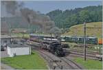 In Sumiswald findet der traditionelle Gotthelf-M�rit statt und f�r diesen Markt f�hrt die  Emmentalbahn  auf der Strecke Sumiswald Gr�nen - Wasen i.E. einige Dampfz�ge. Das Bild zeigt die E 3/3 853 des Vereins Dampf Bahn Bern bei der Ausfahrt in Sumiswald Gr�nen. Die Dampflok wurde 1890 in Winterthur unter der Fabriknummer 629 gefertigt und als F3 853 an die J-S (Jura Simplon Bahn) geliefert. Bei der SBB wurden die Rangierlokomotiven Serie E 3/3 mit den Betriebsnummern 851 - 853 der Gruppe 82 zugeordnet und erhielten die Nummern 8571 - 8576. 1911 erhielt die Lok E 3/3 853 einen neuen Kessel und wurde an die RVT verkauft wo sie bis 1928 im Einsatz steht um dann als  Industrierangierlok  bei Von Roll in Gerlafingen und Klus eingesetzt zu werden. Als Dieselloks die Dampflok entbehrlich machen, wird diese von der D�by Stiftung vor der Verschrottung bewahrt, indem sie der DBB �bergeben wird. Sie kommt nach der Revision 1983 u.a. auf der Sensetalbahn in Betrieb. Nach einer erneuten Revision 2021 wird die DBB E 3/3 853 vorwiegend auf der Emmentalbahn Strecke zwischen Sumiswald-Gr�nen und Wasen i.E. eingesetzt. Heute tr�gt die E 3/3 853 die UIC Nummer 90 85 0008 573-7. 
Im Hintergrund ist der ABDe 4/4 12  Weinfelden , des Verein Historische Mittel-Thurgau-Bahn mit dem  Bodan -Wagen und dem BDt zu erkennen, was zeigt, dass der traditionelle Gotthelf-M�rit weit �ber die lokalen Grenzen bekannte und beliebt ist. 

14. Juni 2025 