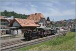 Nun ist die E 3/3 853 (UIC 90 85 0008 573-3) mit ihrem Dampfzug nach Sumiswald fahrbereit. Das Bild zeigt auch das sch�ne Bahnhofsgeb�ude im Baustil der Gegend, die einfache Geleisanlage und kaum zu sehen, ein weiteres Fahrzeug ganz im Hintergrund des Bildes. 

14. Juni 2025