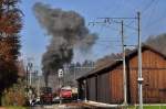 Sihlwald - Nun ist der Dampf der E 3/3 Nr.5 pechschwarz, bei der ersten Abfahrt vor 90 Minuten war er noch weiss. Rechts im Bild daneben ein Regionalzug der S4, ohne Dampf. 26.10.2008