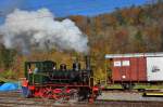 Sihlwald - Fertig zur zweiten Sonderfahrt des Tages mit frischem Wasser, neuen Kohlen und wieder weissem Dampf. Die historischen Wagen bekommen gleich wieder ihr  Zugpferd , die E 3/3 Nr.5, vorgespannt. 26.10.2008