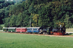 OeBB: Dampfzug mit den E 3/3 1 und 2 aus den Jahren 1899 bzw. 1909 sowie den Gästezugwagen der Brauerei Feldschlössen (ehemals SBB) auf der Fahrt nach Oensingen im Juni 1989. Der historische F-Wagen am Zugsschluss wurde durch die OeBB sehr mustergültig aufgearbeitet und leider nur sehr selten eingesetzt. Die Personenwagen dieser Baureihe hat die SBB nach dem Schluss der EXPO 1964 endgültig aus dem Betrieb gezogen und abgebrochen.
Foto: Walter Ruetsch  