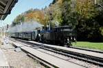 Eb 3/5 5810 ''Habersack'' des Vereins Dampfbahn Bern am 15.10.2017 in Fischenthal anlässlich dem DVZO-Fahrzeugtreffen in Bauma.