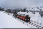 Überfuhr der Gotthardbahn  Rotary  Xrot 100 mit dem  Habersack  Eb 3/5 5819 vom Depot Arth-Goldau in den Bahnpark Brugg am 17. Januar 2021. Hier bei Arth.