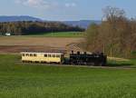 Dampfbahn Bern: Sonderzug bestehend aus der Eb 3/5 5810  Habersack  und dem Bi 523  Sennhtte . Die Ueberfuhr nach Konolfingen, wo sich die Werksttte der Dampfbahn Bern befindet, wurde am 24. April 2013 zwischen Solothurn und Biberist im Bilde festgehalten.
Foto: Walter Ruetsch 