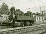 Die noch aus der Privatbahnzeit stammende SCB C 4 196 tr�gt die UIC Nummer 90 85 00 07696-7 und rangiert in Sumiswald Gr�nen. Doch erstmal der Reihe nach: Ein knapper Lokbestand und zunehmender Verkehr bewogen die Schweizer Centralbahn (S-C-B) zur Anschaffung neuer G�terzuglokomotiven. Enge Kurve sprachen gegen eine Lok mit der Achsfolge D, so griff die S-C-B auf das 1884 vom Genfer Ingenieur Anatoile Mallet entwickelten  Mallet  zur�ck. Von der Konstruktion her ist die Lok an die Gotthardbahn Ed 2x 3/3 151 Baujahr 1890) angelehnt was dazu f�hrte, dass dieselben Schwachpunkte auch bei der S-C-B in Konstruktion der Lok eingang fanden, wie insbesondere die Anf�lligkeit des Schleuderns. Gebaut wurden die Dampflokomotiven C 4 181 - 186 im Jahre 1891 von J.A. Maffei, M�nchen. 
Zwei Jahre sp�terbestellte die S-C-B zehn weiter C 4 nach, die einige �nderungen aufwiesen, welche der Lok zwar mehr Leistung gaben, das Problem des Schleuderns aber noch verst�rken. 
Als 1902 die S-C-B verstaatlicht wurden, �bernehm die SBB die 16 Lok und fasste sie in der Gruppe 67 zusammen. Ich vermute die Gruppenbezeichnng war eine Art Baureihenbezeichnung; schien sich jedoch nicht durchzusetzen, denn die S-C-B C4 196 wurde fortan als Ed 2x 2/2 7696 gef�hrt. 
Mit der Inbetriebnahme der NBS am Hauenstein verloren die Ed 2x 2/2 ihr Aufgabengebiet und wurden bis auf die Ed 2x 2/2 7687, 7690, 7693 und 7696 ausrangiert und kamen auf der BPr Strecke Le Pont - Le Brassus zum Einsatz. 

Die hier zu sehende Ed 2x 2/2 7696 wurde sogar 1918 nach Bayern vermietet, wo sie auf der Spessartstrecke zum Einsatz kam. 
1938 endete der Einsatz im Vall�e de Joux; die Ed 2x 2/2 7696 wurde in Villeneuve remisiert, kam nach einer Aufarbeitung zum 100 Jubil�um der Alten Hauensteinstrecke nochmals in ihre alte Heimat und dann ins Verkehrshaus, bis sie 1974 und 1992-1993 aufgearbeitet und von der OeBB wieder in den betriebsf�higen Auslieferungszustand zur�ckversetzt. Heute geh�rt die Lok SBB Historic und wird von der OeBB betrieben. Wie eingangs erw�hnt, besitzt diese herrliche Lok aus der Privatbahnzeit heute sogar eine UIC Nummer.

Infoquellen: OeBB, SBB Historic und Alfred Moser (Dampfbetrieb der Schweizer Eisenbahnen 1847 - 1966)

14. Juni 2025