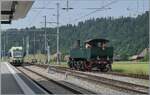 Einmal im Jahr findet in Sumiswald der Gotthelf-M�rit statt. Der traditionelle Markt ehrt den Pfarrer und Schriftsteller Jeremias Gotthelf, der im Emmental wirkte. Obwohl Jeremias Gotthelf wohl kaum bis h�chstens selten mit der Bahn unterwegs war, da diese erst nach seinem Tod den Weg ins Emmental fand, geh�rt es mittlerweile zur Tradition, dass sich die Bahn als Rahmenprogram die Bahn sich in Szene setzt; einerseits mit historischen Extraz�gen, anderseits mit einigen Fahrten der Emmentalbahn zwischen Sumiswald Gr�nen und Wasen i.E. 
Das Bild zeigt den einfahrenden BLS L�tschberger RABe 535 124 und die mit einen Extrazug aus Balsthal angekommen Mallet Dampflok Ed 2 2/2 196, der SCB, heute bei OeBB Historic, welche in Sumiswald Gr�nen rangiert, um f�r die R�ckfahrt bereit zu sein, bzw. Gleis f�r weitere Extraz�ge zu r�umen. 

14. Juni 2025