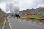 Sonntag den 11.02.2024 um 12:35 Uhr in der Gemeinde Sumiswald. Bei der Haltestelle Oberei fährt soeben der etwas verspätete Dampfzug (Regio 31993) durch. Er verkehrt von Huttwil (ab 11:20 Uhr) über Sumiswald-Grünen (an 11:53 Uhr, ab 12:05 Uhr) nach Wasen i. E. (an 12:20 Uhr). Der Zug besteht aus folgendem Rollmaterial; 1. Fahrzeug: Dampflok Ed 3/4 Nr. 2 der ehemaligen SMB (Solothurn Münster Bahn), Erbauer: SLM Winterthur, Fabriknummer: 1799, Baujahr: 1907, UIC Nr.: 90 85 0007 402-0, Eigentümer/Betreiber: VHE (Verein historische Emmentalbahn in Huttwil) mit Standort in Huttwil. Die Dampflok ist eine Leihgabe (Privatbesitz). Halter gem. BAV Angaben: -Halternummer: 0027, -Adresse: Bahnhofstrasse 44d, -PLZ: 4950, -Ort: Huttwil, 2. Fahrzeug: 2. Klassewagen mit offenen Plattformen, Typ: Bi 527, UIC Nr.: 55 85 2913 527-6 CH-VHE, Ehemals: EBT C4 97, Baujahr: 1947, 3. Fahrzeug: 1. + 2. Klassewagen mit Gepäckabteil und offenen Plattformen und Mitteleinstieg, Typ: ABDi 722, UIC Nr.: 55 85 8113 722-8 CH-VHE, Ehemals: EBT BCF4 227, Baujahr: 1955, 3. Fahrzeug: Gedeckter Güterwagen mit offener Plattform und elektrischer Heizleitung, Typ: Gklm-v, UIC Nr. 40 85 1117 159-2, Ehemals: SBB 34159 K2, Baujahr: 1908. Koordinaten GMS (Grad, Minuten, Sekunden): N 47° 2’ 36.3’’ O 7° 46’ 38.4’’