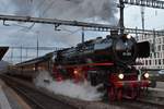 Dampflok 01 202 auf dem Rückweg von Bauma am Abend des 26.01.2019 bei der Abfahrt in Brugg in Richtung Lyss.