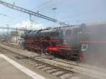 Dampflokomotive 01 202 stand mit viel Dampf im Bahnhof Luzern.