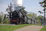 Die Mountain fährt am 18.04.2026 mit einigen Wagen des Nostalgie-Rhein-Express am Kernkraftwerk Leibstadt vorbei. Zwei Arten von Dampftechnik, karbon und nuklear auf einem Bild. 