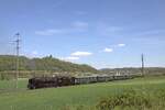 Die Mountain fährt am 18.04.2026 mit einigen Wagen des Nostalgie-Rhein-Express durch die Ebene bei Koblenz Richtung Full und Laufenburg.