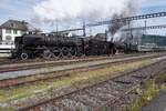 Am 17 Mai 2026 gab es ein Extrazug der Extraklasse mit zwei ehemahlige SNCF Dampfrosser und ein neun Wagen starker Extrazug. Dampflok Depot Full DFF und der in Brugg AG ansassige Verein Mikado 1244 organisierten ein Extrafahrt von Brugg AG �ber Solothurn und Baden. Ein im Bild stehender Sicherheitsmann des Bahnhofs von Brugg AG, wo dieses Bild gemacht wurde, machte es notwendig, der Extrazug fotografisch zu  kurzen . DFF 241A65 und der vereinseigene 141R-1244 in 2.Stelle machen sich hier abfahrtbereit.