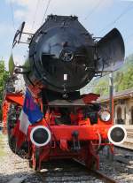 100 JAHRE VALLORBE-FRASNE. Das Jubiläum der besonderen Art wurde vom 14. bis 17. Mai 2015 mit einem grossen Volksfest in der Schweiz und in Frankreich gefeiert. In Vallorbe war natürlich auch das Dampfzeitalter vertreten. Den vielen Festbesuchern wurde eine Dampflokomotive der Baureihe 52, ehemals Deutsche Reichsbahn präsentiert. Dieser am 16. Mai 2015 aufgenommene  RIESE  befindet sich zur Zeit noch in der Aufarbeitung und soll ab dem Frühjahr 2016 wieder betriebsbereit sein.
Foto: Walter Ruetsch 