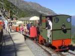 Dampflok Jung Nr. 1693 (1911), Spur 60cm,  Liseli . Einsatz auf der Panoramabahn  Parc d'Attractions du Chatelard (VS) . Im Bahnhof  Les Montuires  werden Fahrgste in den bereit stehenden Zug aufgenommen, die soeben mit der weltsteilsten Standseilbahn (2-Kabinenbetrieb, max. 84% Steigung) hier angekommen sind. 11.09.2010