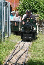 Eine interessante und wohl auch recht seltene Gleisanlage: Die RhB G 4/5 108 (Charles) vor einem speziellen Gleiswechsel.