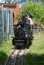 Die RhB G 4/5 108 (Charles) fährt hier im Gleis auf die andere Seite.