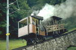 Die letzten Tage der Bhm Nr 9 der Pilatus-Bahn (Bj 1889)Hier mit einem Arbeitswagen  im Jahr 1980,bevor sie ins VHS Luzern kam.Reise mit Intraflug AG (Archiv P.Walter) 