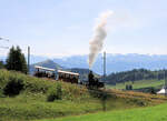 Rigi Bahn zwischen Rigi Staffel und Rigi Kulm - Silhouettenbild: Hoch in den Himmel steigt der Dampf des historischen Zugs mit der Stehboiler-Lokomotive H1/2 7 von 1873.