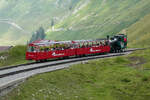 In der Kreuzungsstation Oberstaffel (1819 m�M) wartet der bergw�rts fahrende Dampfzug unsere Einfahrt ab.  Brienz - Rothorn, 20.7.2026