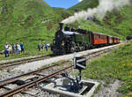 Der Dampfzug mit der Lok BFD 9 (ex Brig-Furka-Disentis-Bahn) von Realp nach Oberwald und dessen Fahrgäste warten in Muttbach-Belvédère auf den Gegenzug.