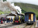 Das zieht viele Leute an: Lok HG 4/4 708 bereit für ihre erste kommerzielle Fahrt von Realp nach Furka - Oberwald. Das Foto wurde ausserhalb des Gleisbereichs aufgenommen. Realp, 17.7.2025