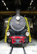 Schön geschmückt für die Premiere! Lok HG 4/4 708 wartet nach ihrem jahrzehntelangen Aufenthalt in Vietnam und der jahrelangen Aufarbeitung jetzt im Depot Realp auf ihre erste Fahrt. Realp, 17.7.2025